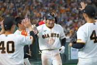 ４回、ソロを放ち笑顔でナインに迎えられる平山（撮影・金田祐二）