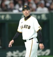 選手交代する阿部監督（撮影・金田祐二）