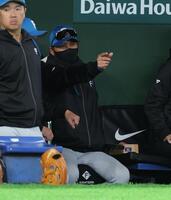 ベンチで厳しい表情の新庄監督（撮影・金田祐二）