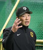 練習を見る阿部監督（撮影・金田祐二）