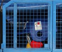 引き揚げるつば九郎（撮影・佐々木彰尚）