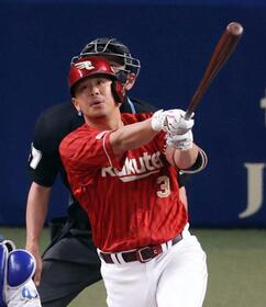 ２回、右中間にソロ本塁打を放つ浅村