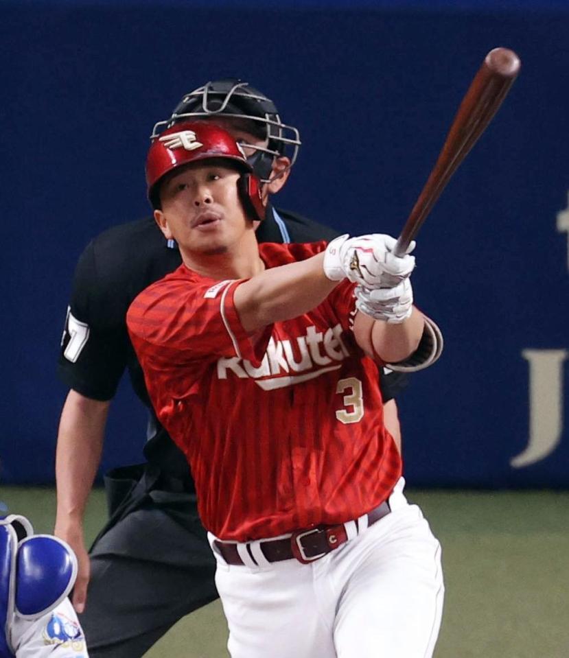 ２回、右中間にソロ本塁打を放つ浅村