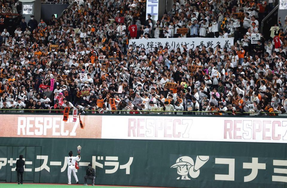 ファンにあいさつする長野