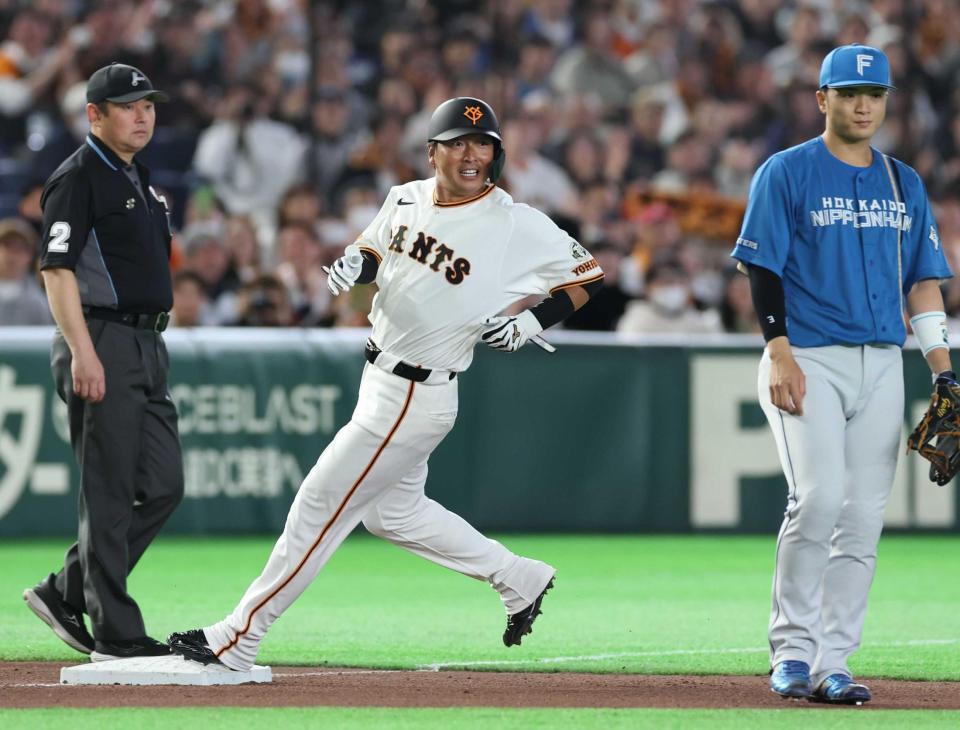 ８回、岸田の右前打で三塁へ向かう長野