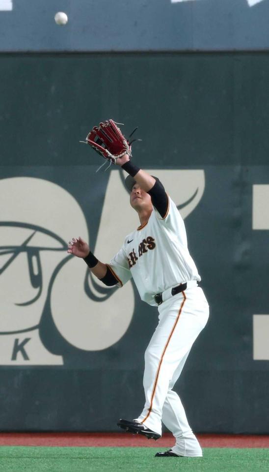 ９回、常谷の右飛を捕球する長野