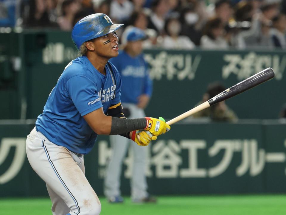 ４回、水谷が右越えに満塁本塁打を放つ