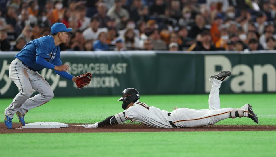 ３回、先制適時三塁打を放ちヘッドスライディングする平山（撮影・金田祐二）