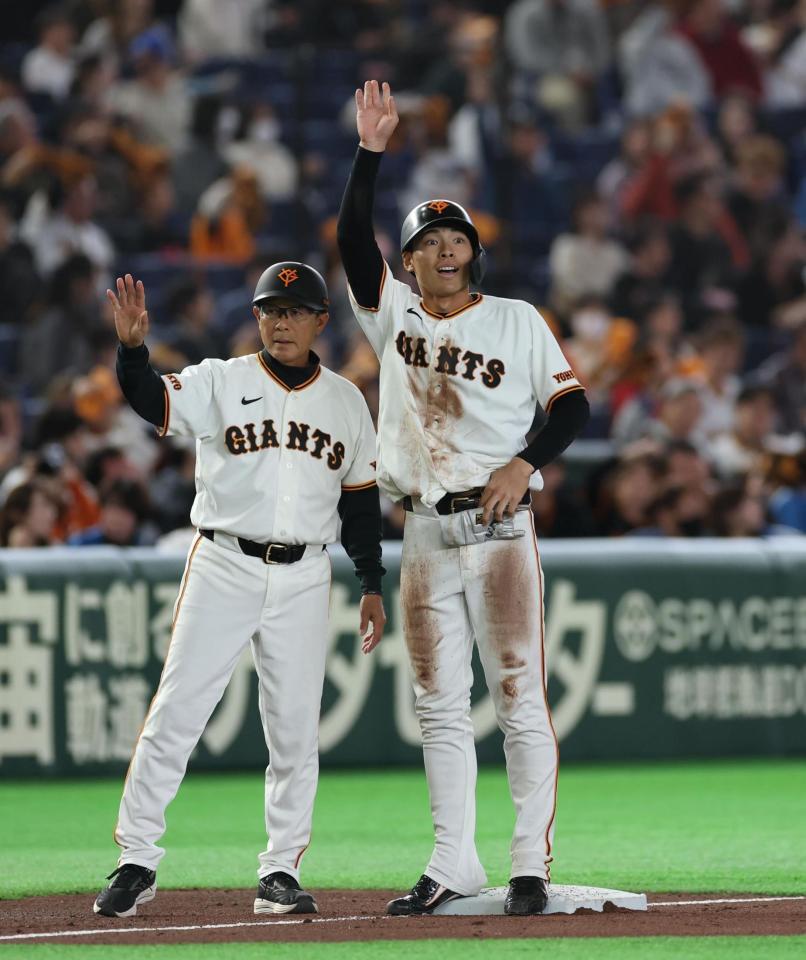 ３回、先制適時三塁打を放ち喜ぶ平山（撮影・金田祐二）