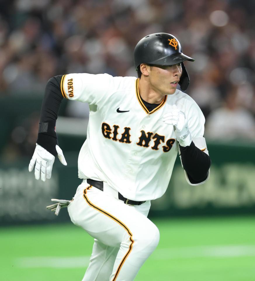 ３回、先制適時三塁打を放つ平山（撮影・金田祐二）