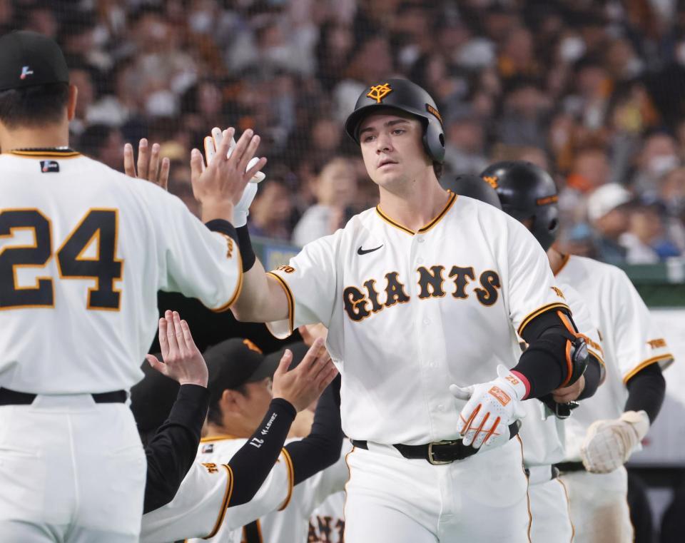 ６回、３ランを放ちナインとタッチを交わすダルベック