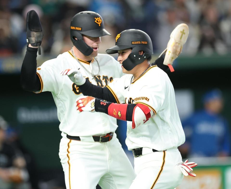 ５回、２ランを放ち生還する増田陸（撮影・金田祐二）