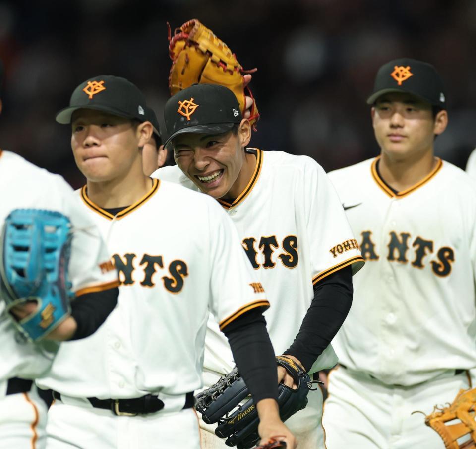 勝利に笑顔の平山（撮影・金田祐二）