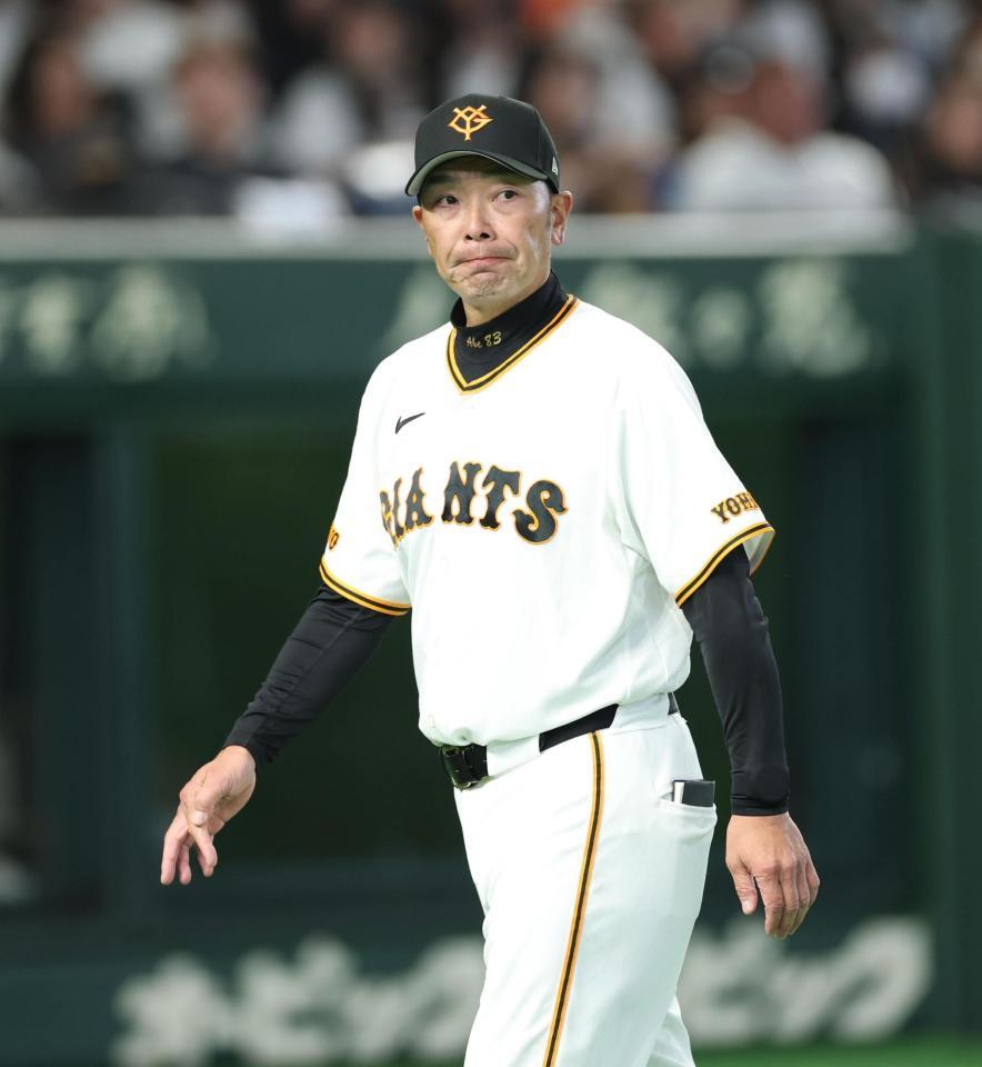 選手交代する阿部監督（撮影・金田祐二）