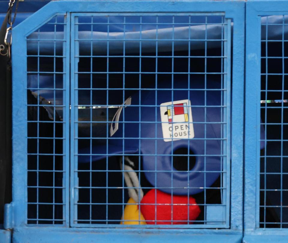 引き揚げるつば九郎（撮影・佐々木彰尚）