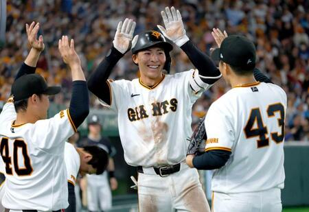 　４回、ソロを放った平山はナインに迎えられ笑顔（撮影・金田祐二）