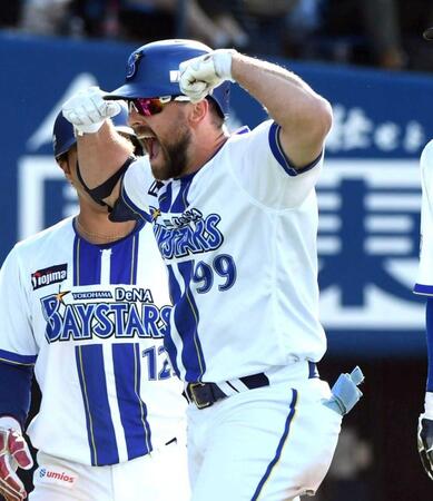 　８回、満塁本塁打を放ったヒュンメルは笑顔でホームイン（撮影・佐藤厚）
