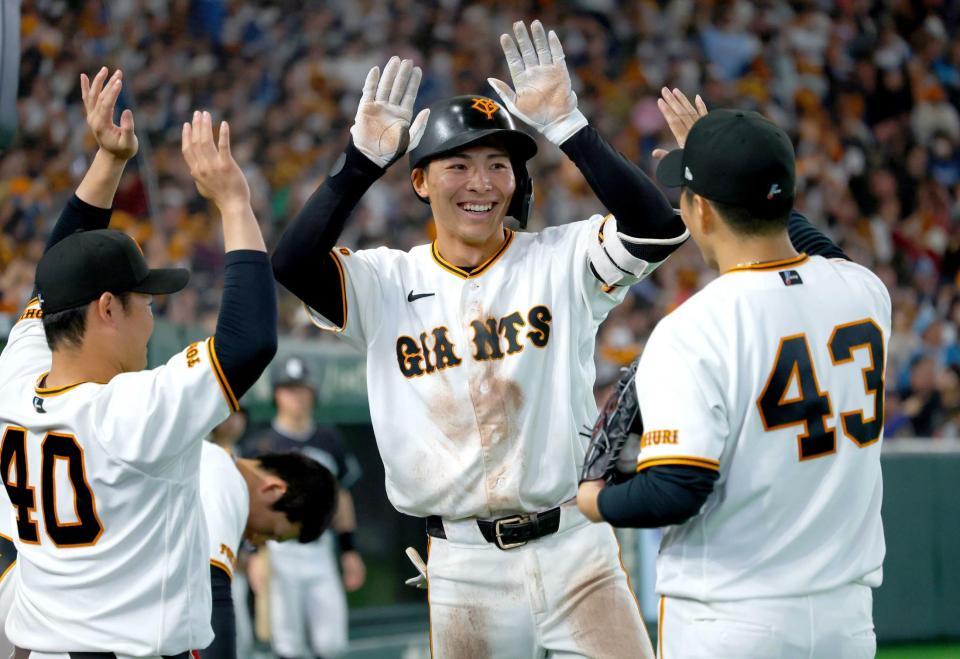 　４回、ソロを放った平山はナインに迎えられ笑顔（撮影・金田祐二）