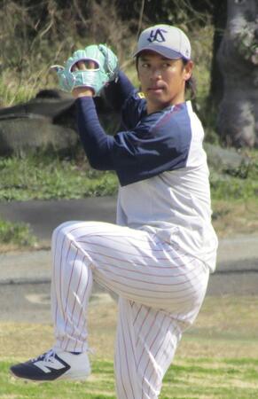 　１軍練習に合流し、キャッチボールするヤクルト・小川＝東京都内