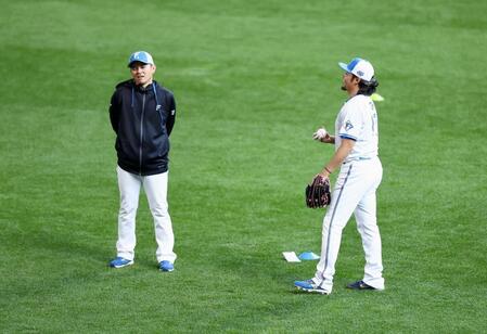 キャッチボール中、武田久投手コーチ（左）と言葉を交わす伊藤（撮影・中島達哉）