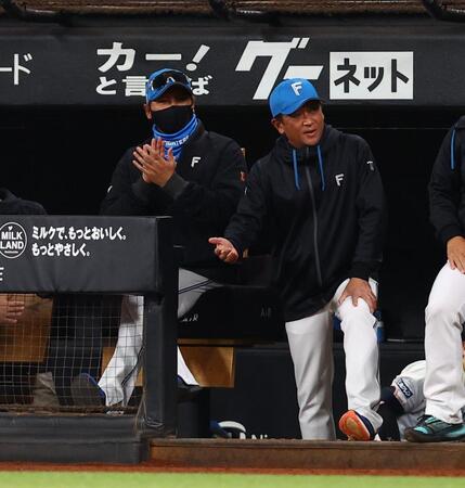 ２回、同点２ランを放った野村に拍手を送る新庄監督（左）＝撮影・中島達哉