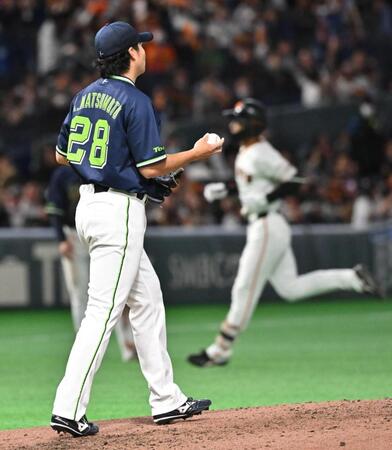 ５回、平山（右）に本塁打を浴びた松本健
