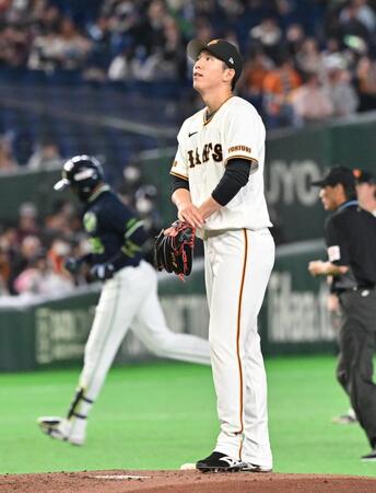 １回、ヤクルトのサンタナ㊧に先制ソロを打たれた戸郷