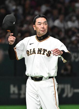 ヤクルトに逆転勝ちし、声援に応える阿部監督