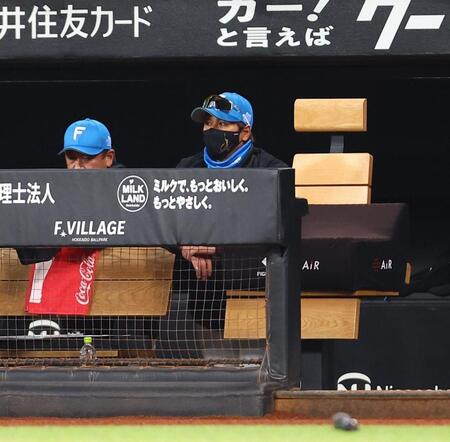 ４回、五十幡のファンブルで勝ち越しを許し、厳しい表情の新庄監督（中央）＝撮影・中島達哉