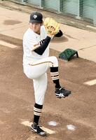 　ブルペンで投球練習する竹丸（撮影・松井美里）