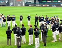 日本ハムに合流した伊藤（右から２人目）