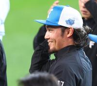 練習前、ナインに迎えられ、笑顔を見せる伊藤（撮影・中島達哉）