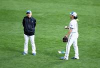 キャッチボール中、武田久投手コーチ（左）と言葉を交わす伊藤（撮影・中島達哉）