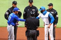 メンバー表を交換し、相川監督（左から２人目）と握手を交わす新庄監督（右から２人目）＝撮影・中島達哉