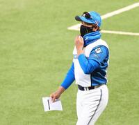 メンバー表交換に向かう新庄監督（撮影・中島達哉）