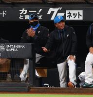 ２回、同点２ランを放った野村に拍手を送る新庄監督（左）＝撮影・中島達哉