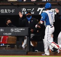 ２回、同点２ランを放った野村（右）を迎える新庄監督（中央）＝撮影・中島達哉