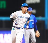 ２回、同点２ランを放ち、ダイヤモンドを回る野村（撮影・中島達哉）