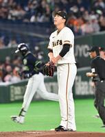 １回、ヤクルトのサンタナ㊧に先制ソロを打たれた戸郷