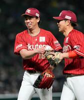６回無失点と好投した楽天先発の前田健（左）