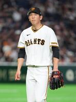 ５回を投げ終え、渋い表情でベンチに戻る戸郷。５回２失点だった