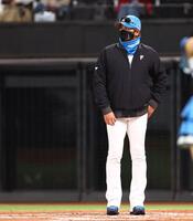 ７回終了後、イニング間にバッターボックスに立つ新庄監督（撮影・中島達哉）