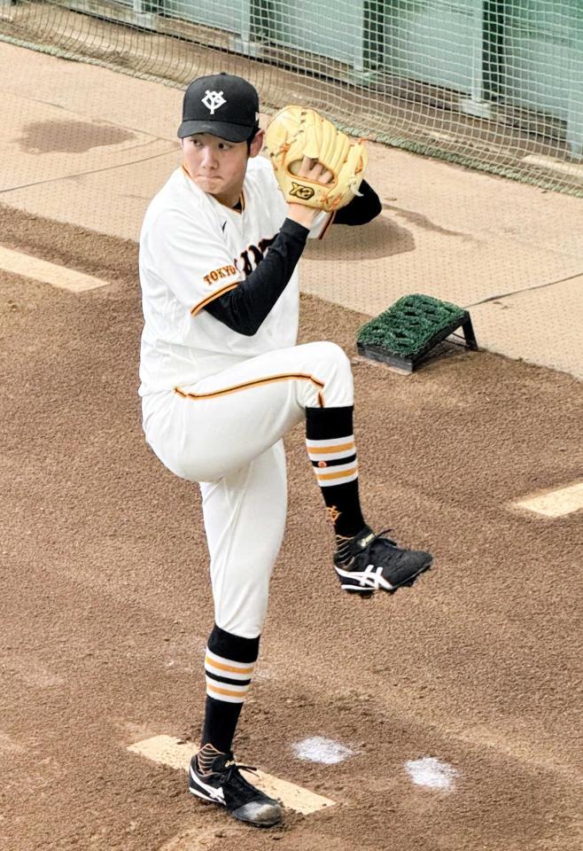 　ブルペンで投球練習する竹丸（撮影・松井美里）