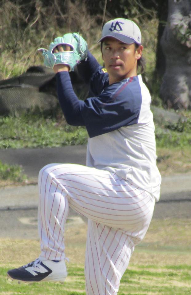 　１軍練習に合流し、キャッチボールするヤクルト・小川＝東京都内