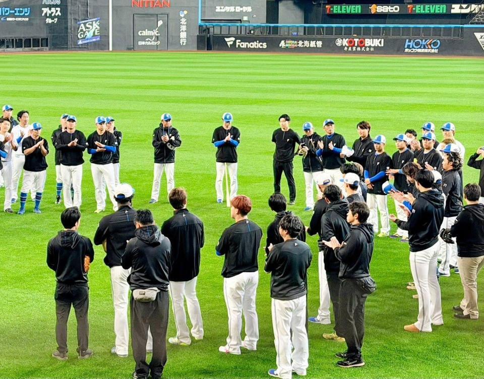 日本ハムに合流した伊藤（右から２人目）