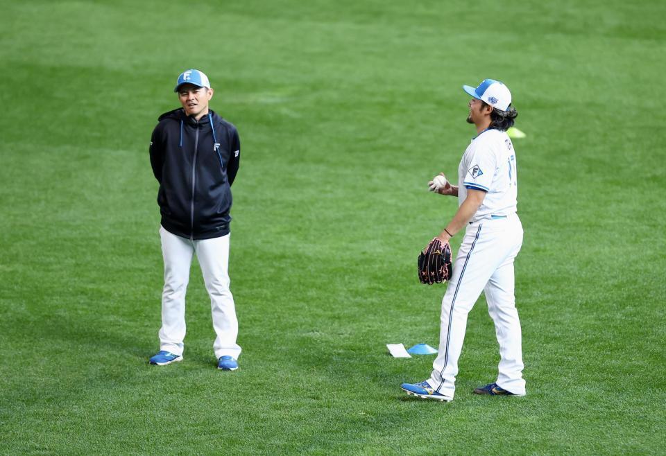 キャッチボール中、武田久投手コーチ（左）と言葉を交わす伊藤（撮影・中島達哉）