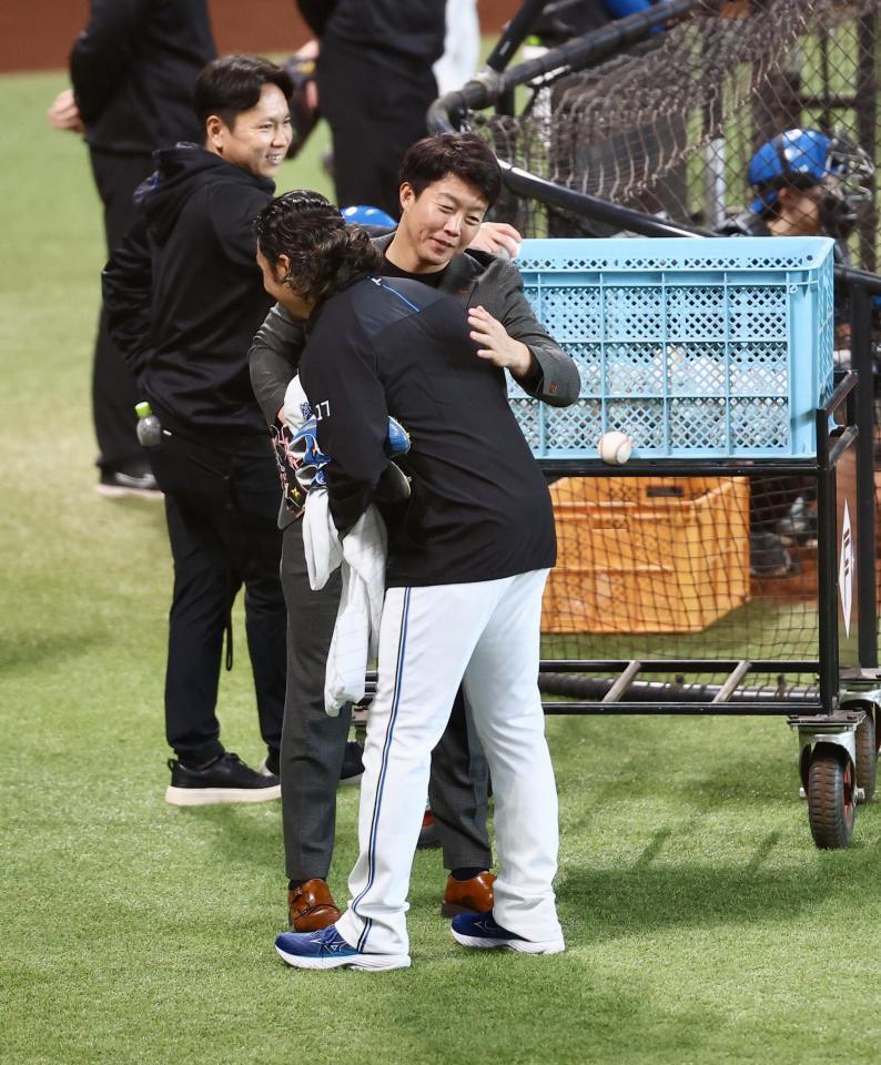 試合前、鶴岡慎也氏（奥）と言葉を交わす伊藤（撮影・中島達哉）