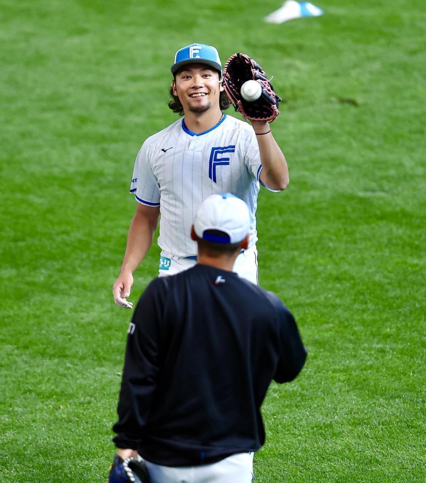 試合前、キャッチボールを終え、笑顔を見せる伊藤（奥）＝撮影・中島達哉