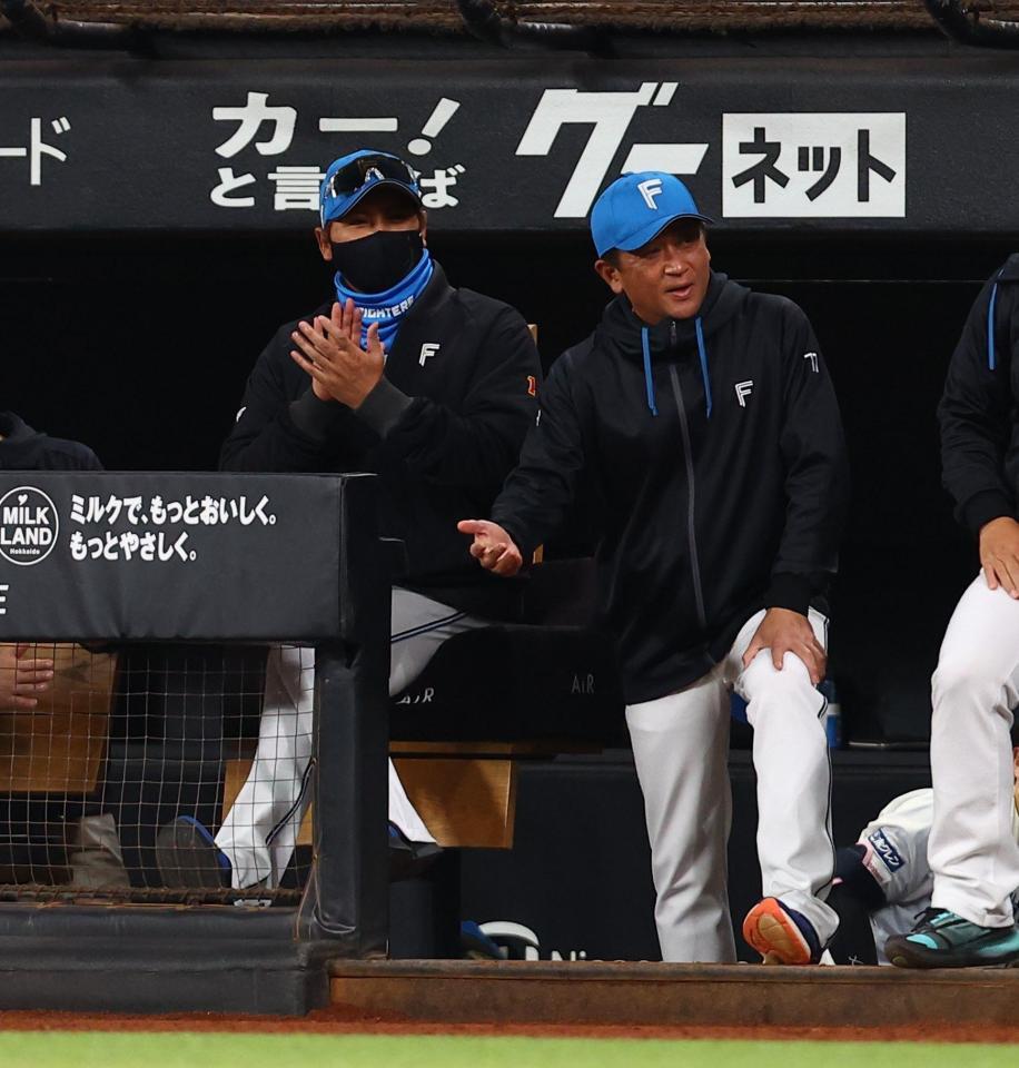 ２回、同点２ランを放った野村に拍手を送る新庄監督（左）＝撮影・中島達哉