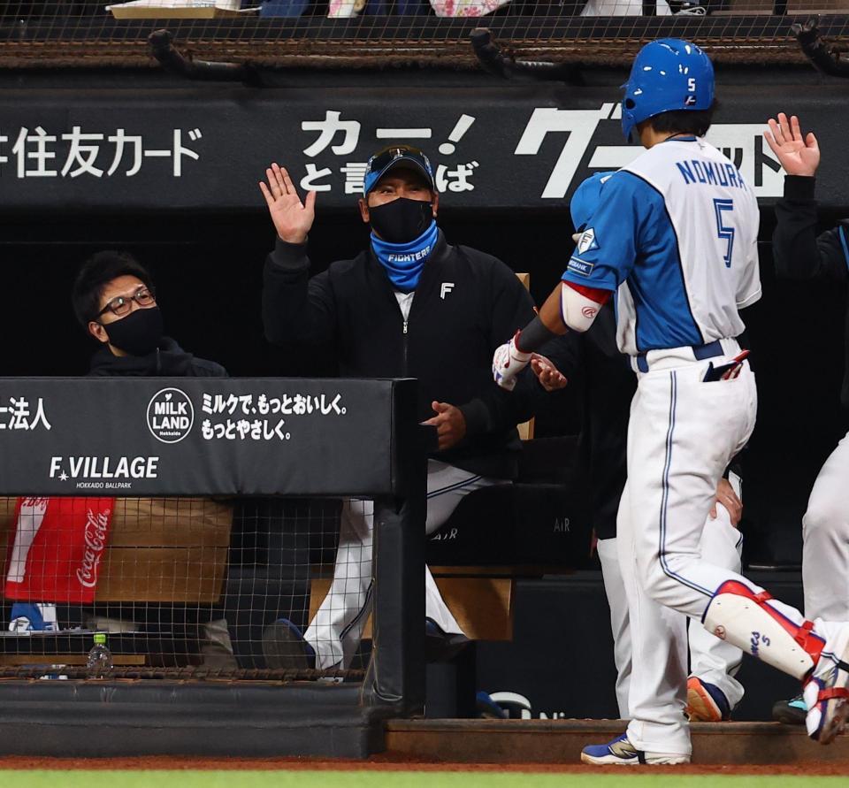 ２回、同点２ランを放った野村（右）を迎える新庄監督（中央）＝撮影・中島達哉